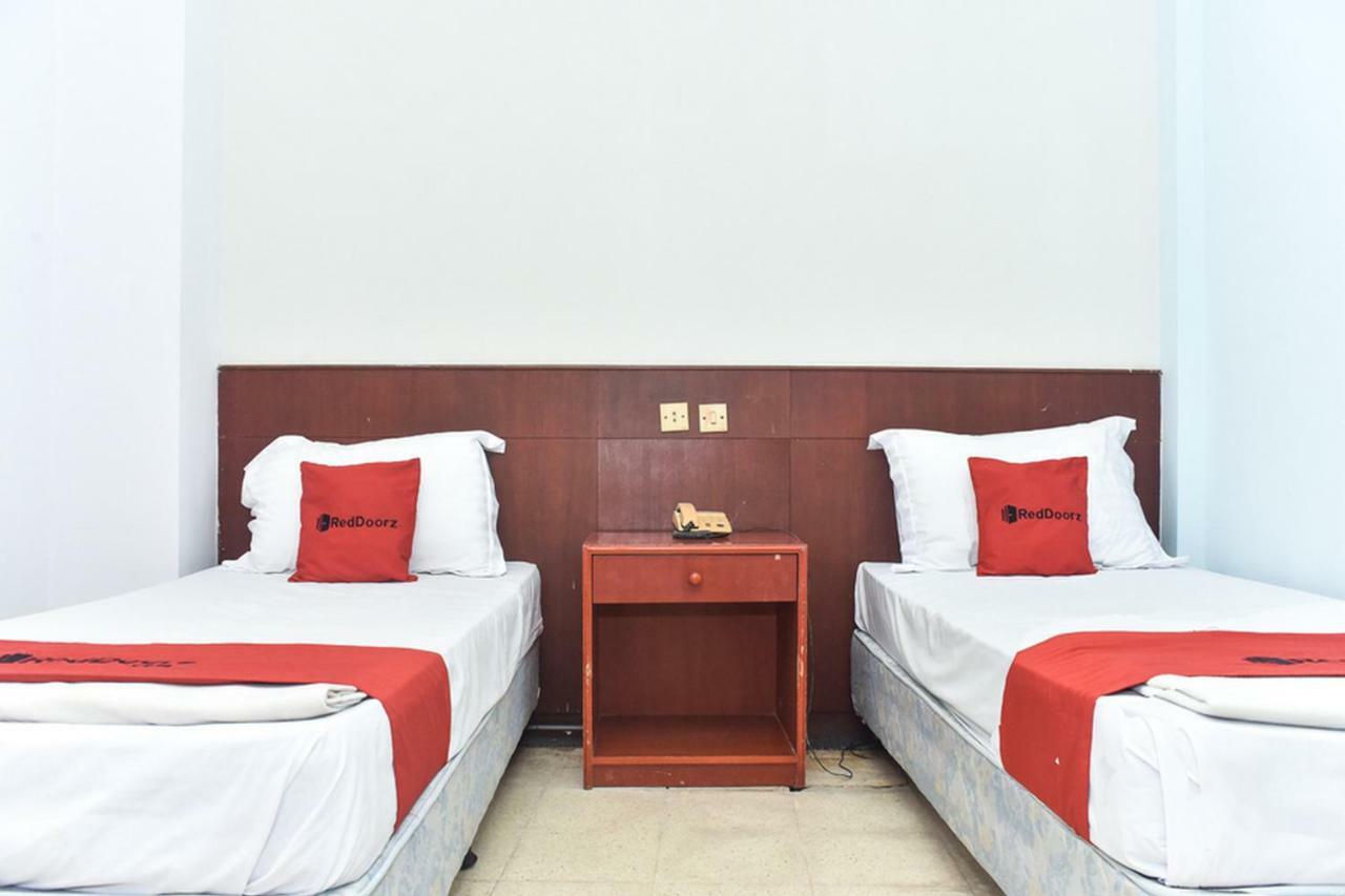 Reddoorz Near Kampung Warna Warni Hotel Malang Exterior foto